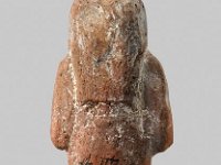 Aeg T 9 RS  Aeg T 9, Rückseite, Dritte Zwischenzeit, Uschebti, Roter Ton, H 9,5 cm, B 4,0 cm, T 3,7 cm : Bestandskatalog Ägypten, Museumsfoto: Claus Cordes